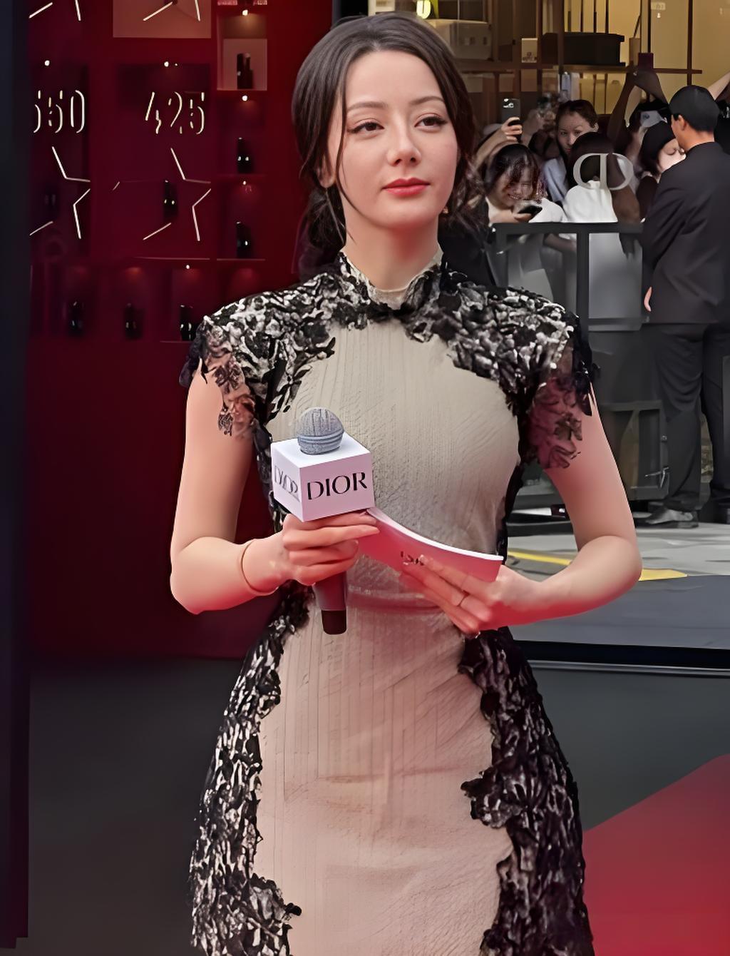 我将以轻松趣味的语气还原偶遇场景，突出热巴的亲和反应与粉丝的可爱反应，贴合100