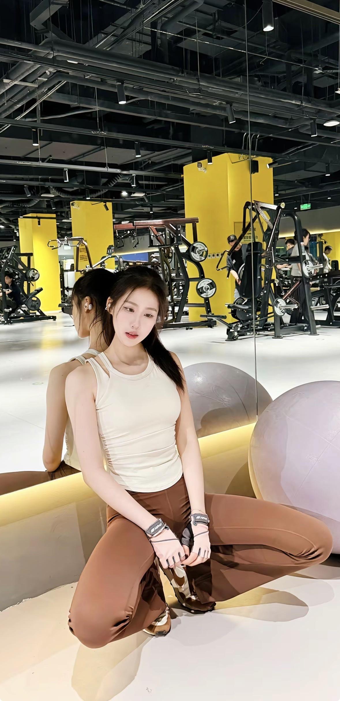 健身女孩真的活力满满！平坦小腹有隐约腹肌，背部紧致，倒三角身材优雅又有女人味，翘