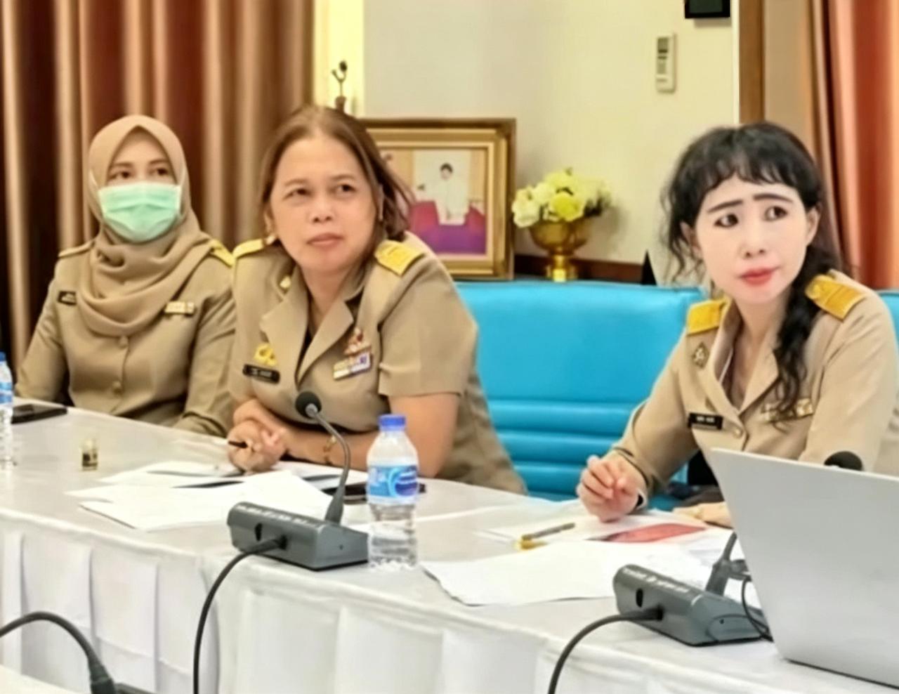泰国女公务员会议照走红：精致妆容到底错在哪？
 
最近，一组泰国地方政府会议照片