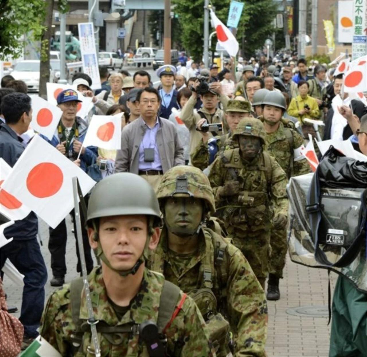 日本这次算是彻底撕下伪装了，军事上的步子越迈越大，已经不想再藏着掖着了。
 
日