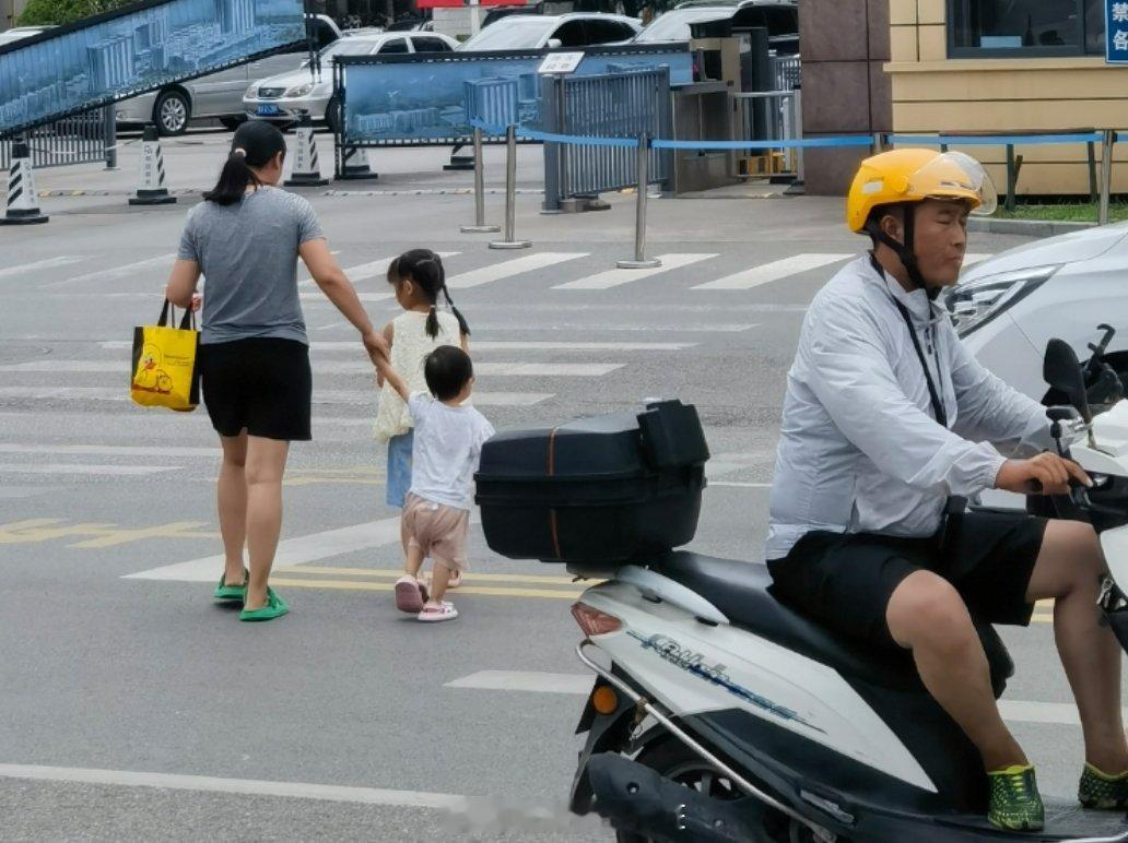 友情提醒，不用这么牵着孩子，尤其是过马路的时候，一是有危险你一把拉不过来，即使拉