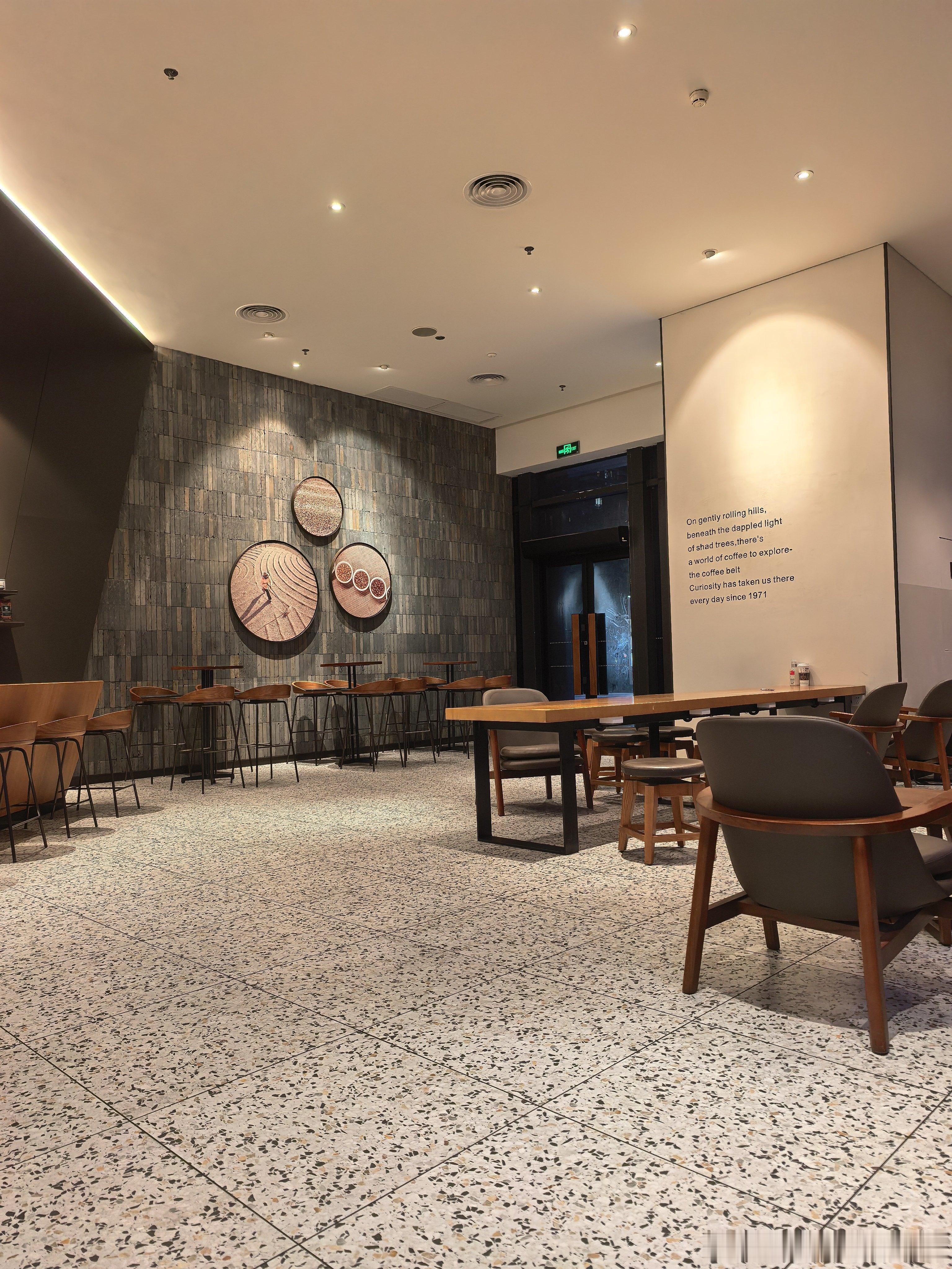 家门口有个咖啡店的好处就是夏天下楼就可以享受凉爽惬意的时光跟好听的音乐特别是晚上