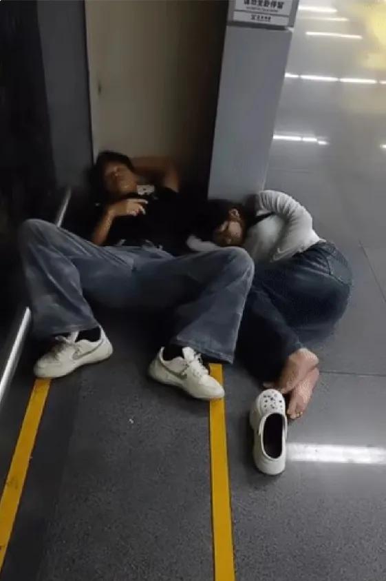 地铁站看到的一幕！泪奔了！这样的女孩一定要好好珍惜，不能让她输呀！！！