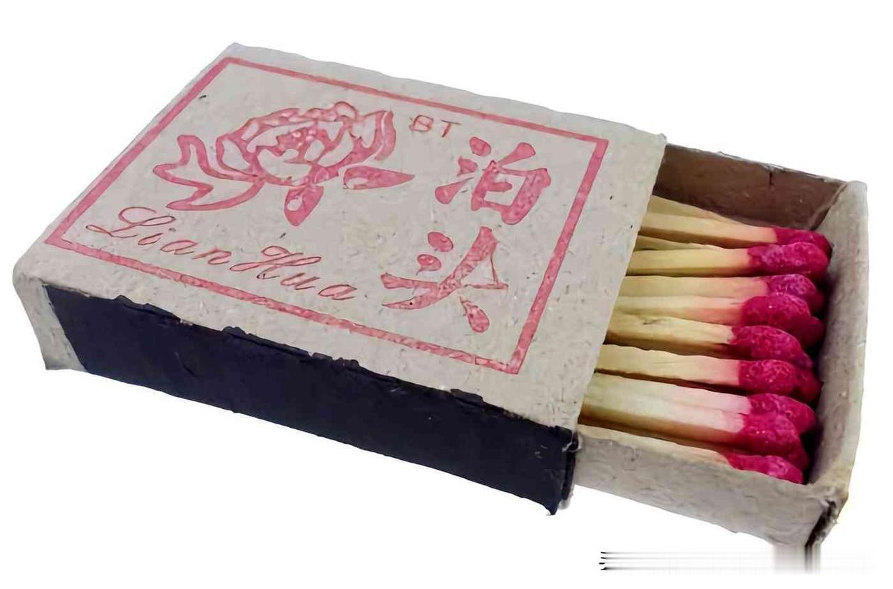 这两盒火柴可有历史了，至今有三十多年了。
这两盒火柴是我回老家归置房间时发现的，