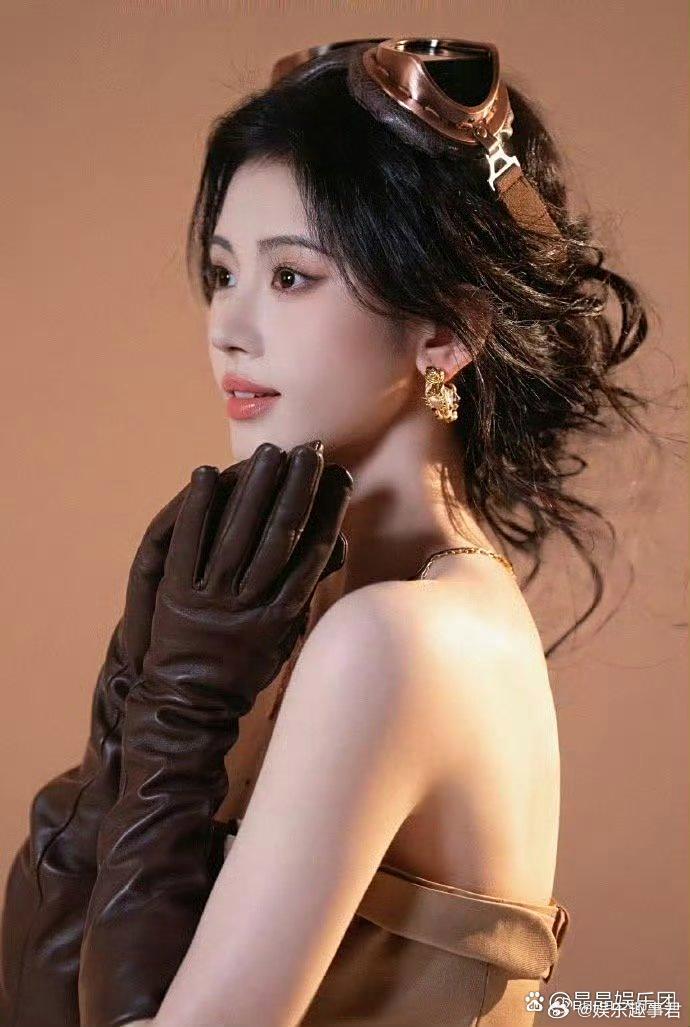 婧祎抹胸飞行员造型，之前觉的她古装妆容不错，没想到现代装，鞠婧祎抹胸飞行员造型好