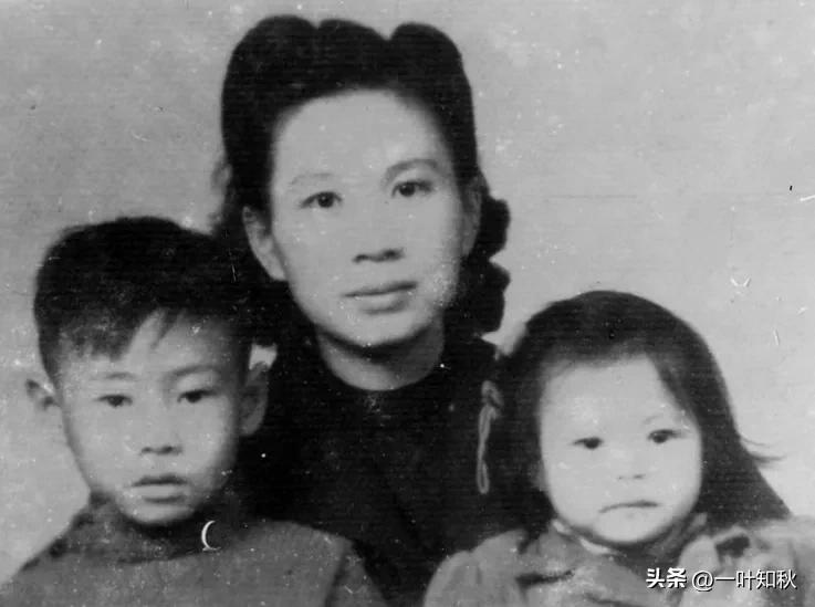 1961年，一位年仅13岁的小学生填写履历表时，当涉及到父母一栏时，她却被老师突