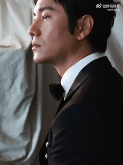 陈坤hotnerd氛围感陈坤内娱赛级hotnerd陈坤北影节造型封神！黑西装配黑