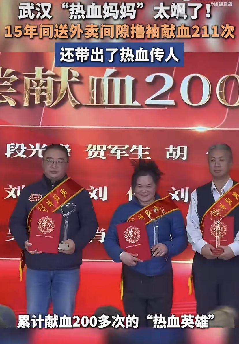 在武汉街头，有位总在和时间赛跑的电动车"骑手妈妈"。她叫陆燕清，今年43岁，每天