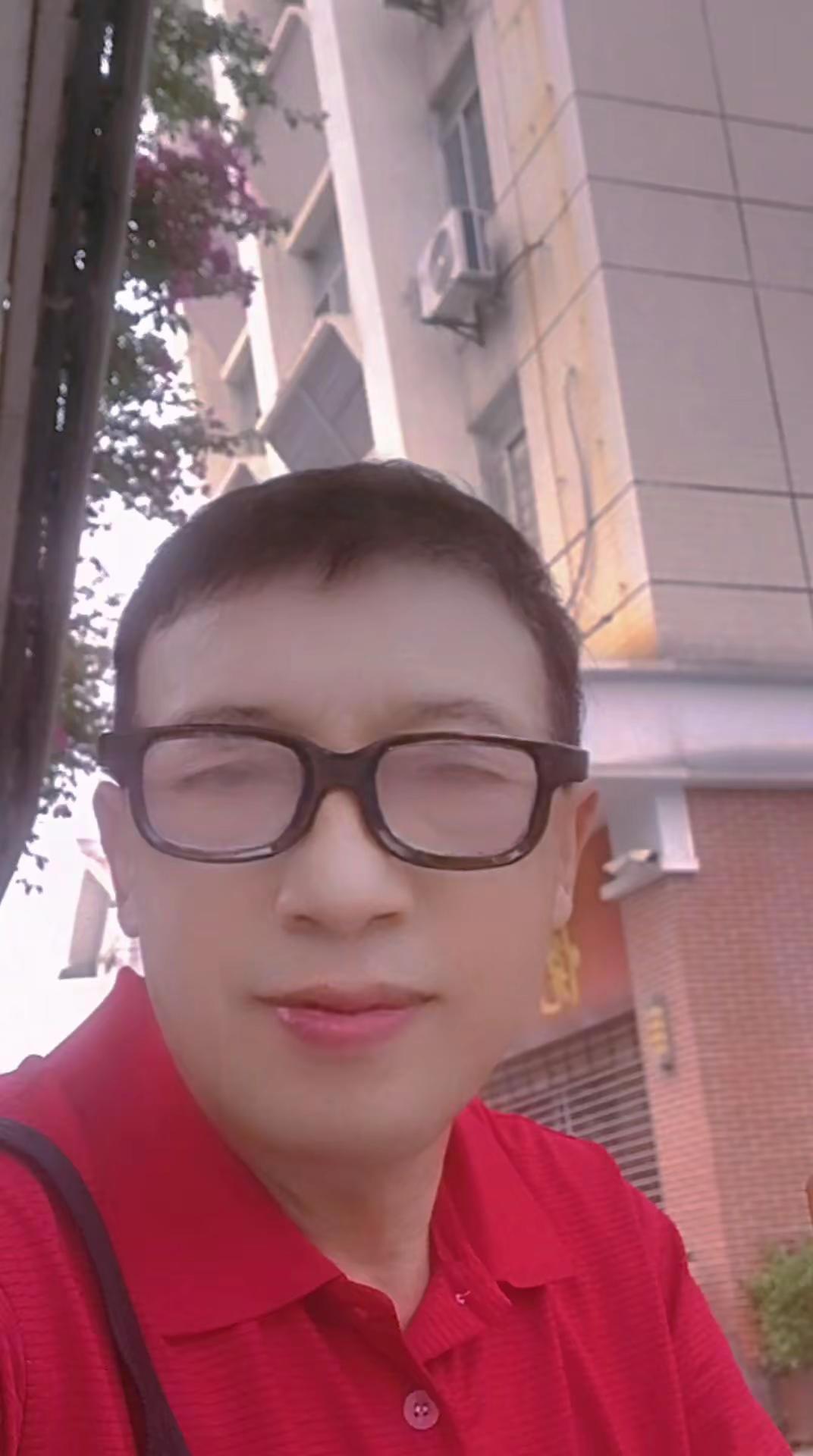 一寸情感一寸金，相互牵挂刻在心，感恩今生能相遇，牵挂问侯放在心。幸福快乐天天有，