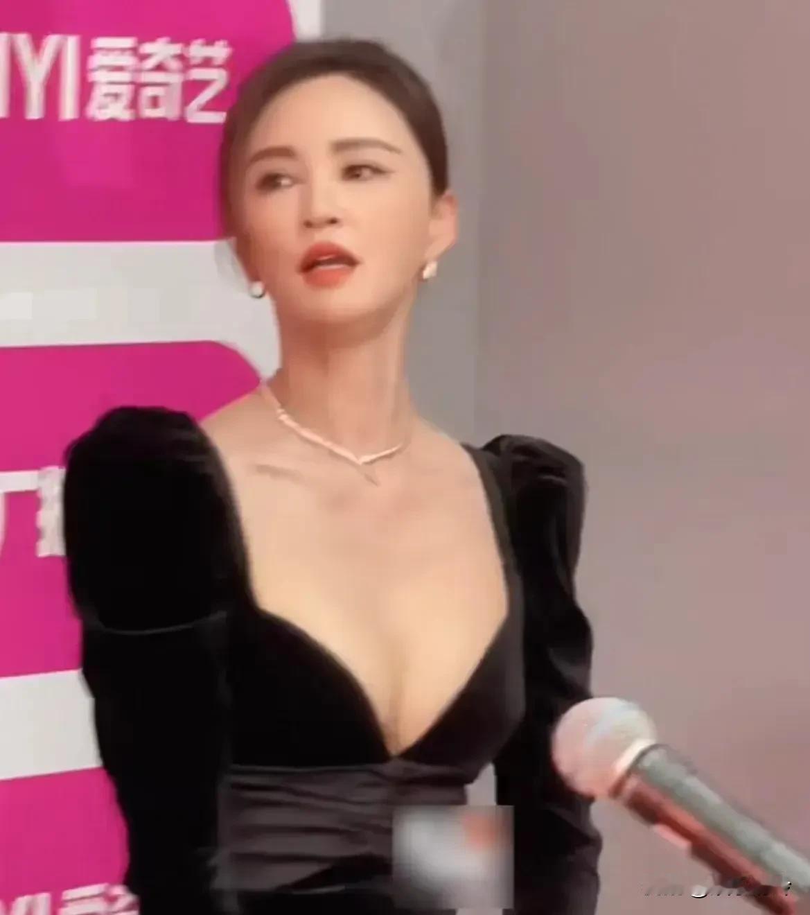 天哪，她怎么变这么漂亮了？
以前记得她很土气，但没想到现在气质这么好，别人是年老