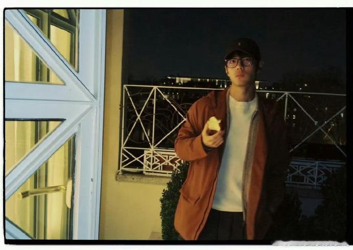 肖战手上拿的吃一半的苹果肖战ins晒米兰照 肖战在ins晒出自己的米兰随拍照，手