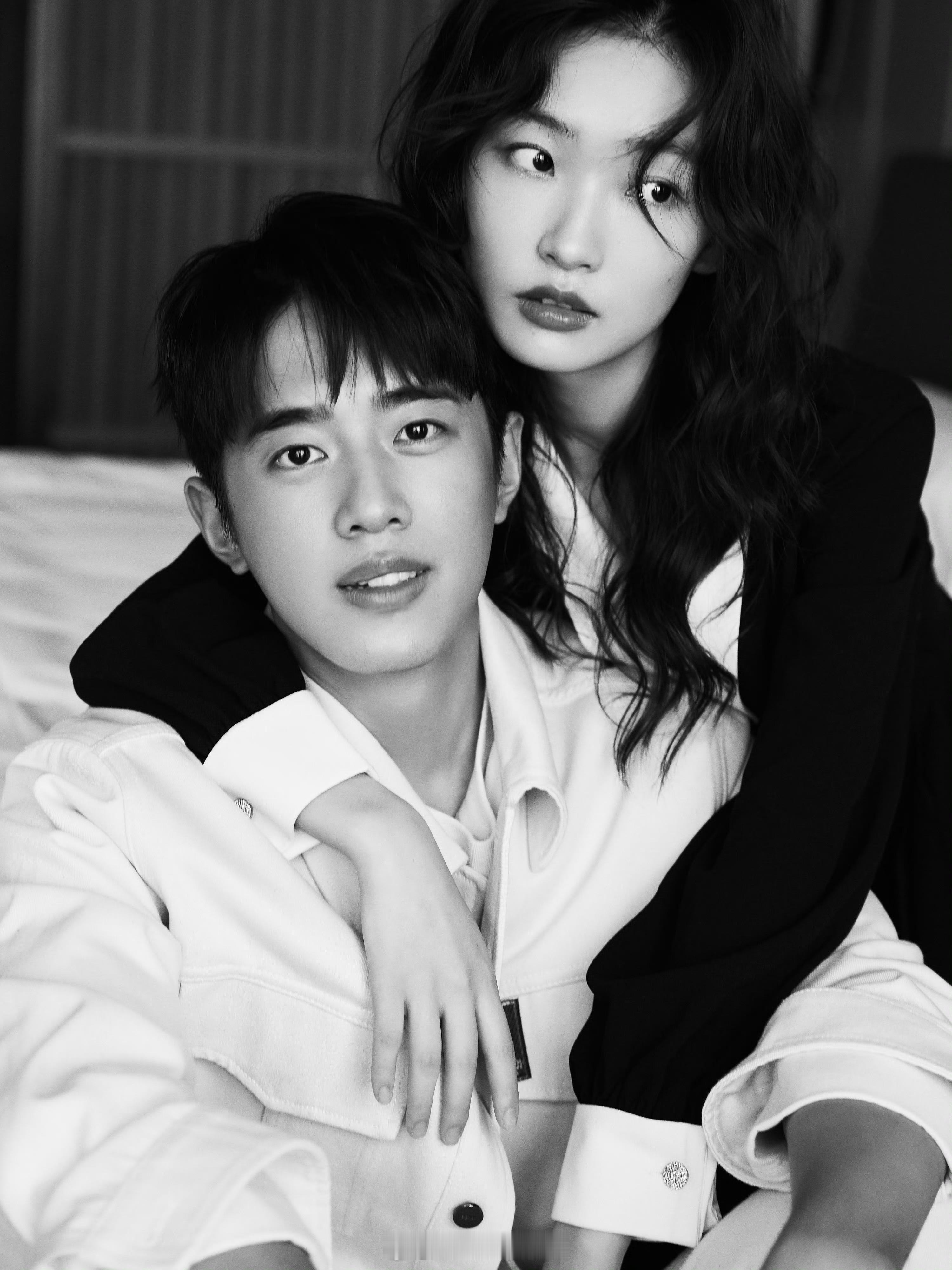 电影《在她身后》主演：周依然、梁靖康、曾梦雪出品：麦特影业《好东西》《爱情神话》