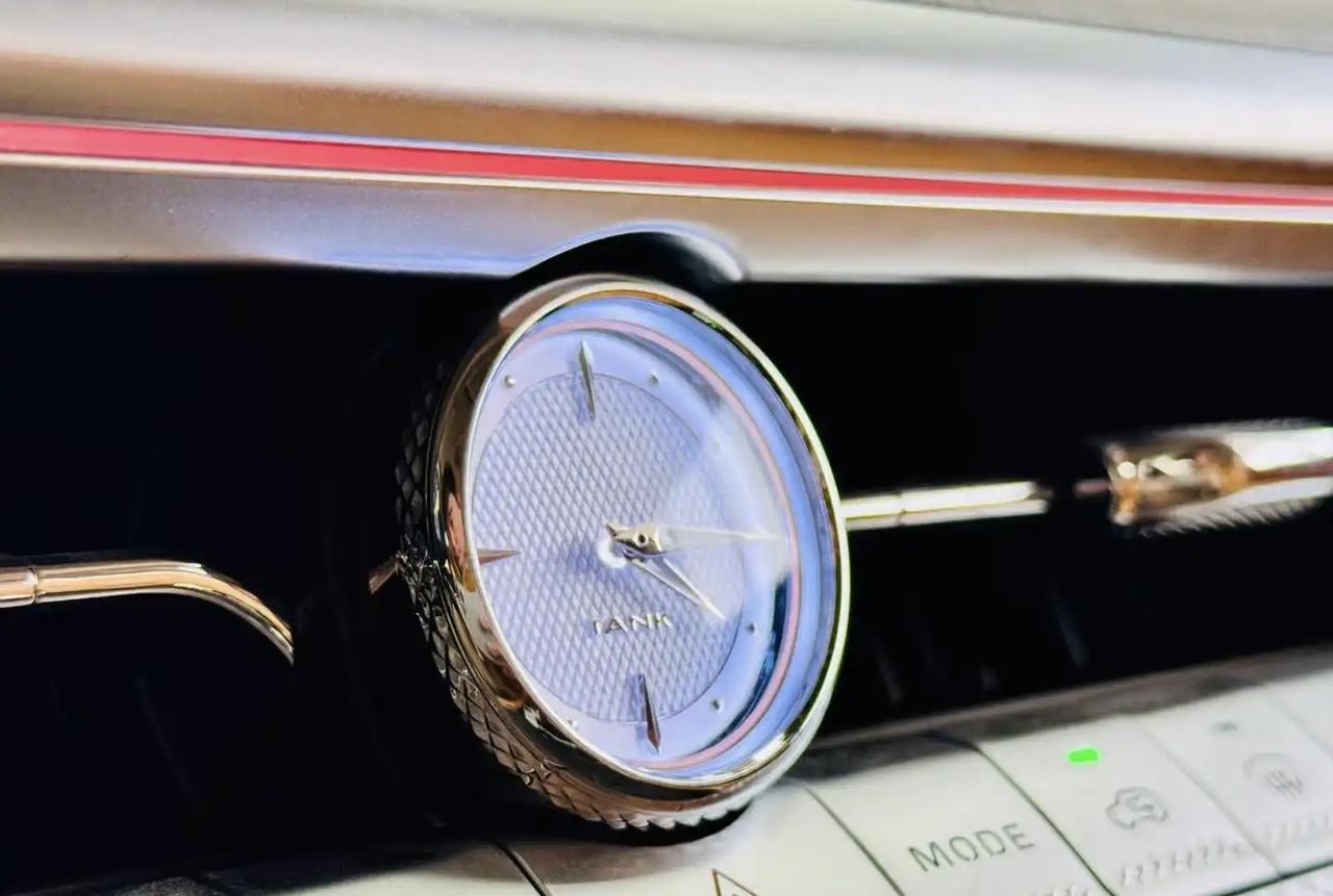 我发现很多车企的新车，很少会配带石英表了，但是配上感觉还是挺和谐的，图片是坦克5