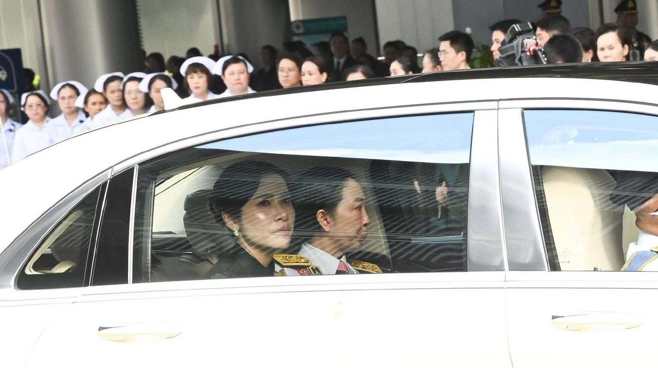 诗妮娜贵妃哭的脸都肿了。帕查拉公主跟她也不是亲人，她怎么哭成这样？
恐怕在哭她自