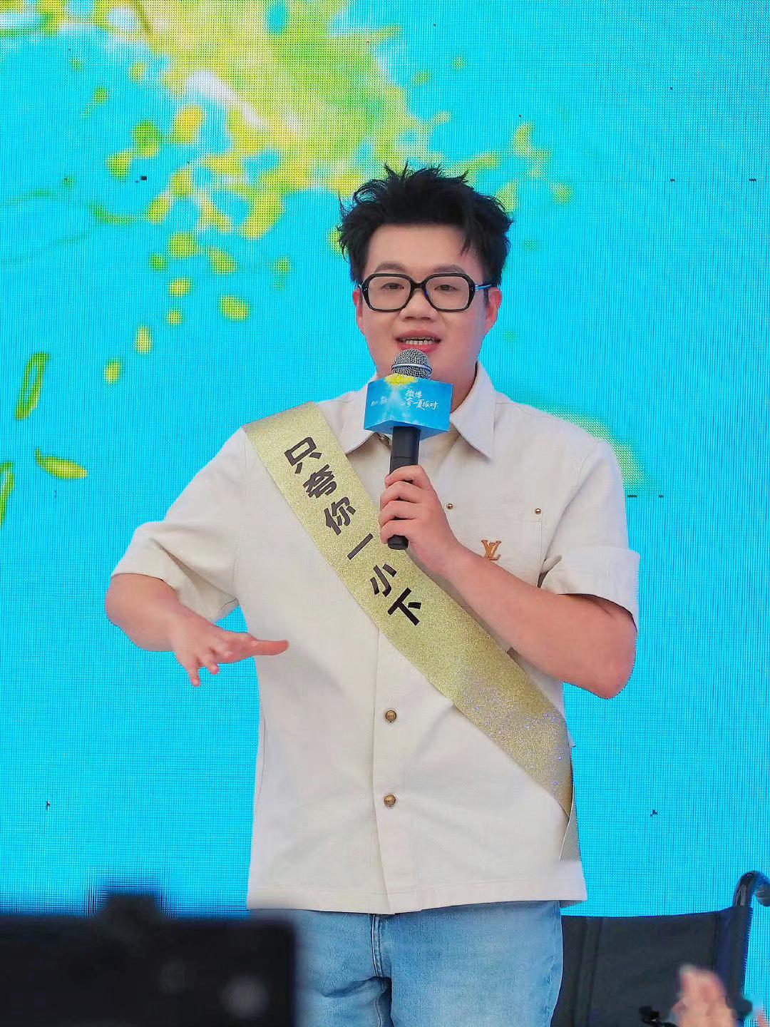 酷酷的滕被说成辣妹了喜人集体都说酷滕辣这届喜人是不是约好了要把酷滕捧成“辣系顶流
