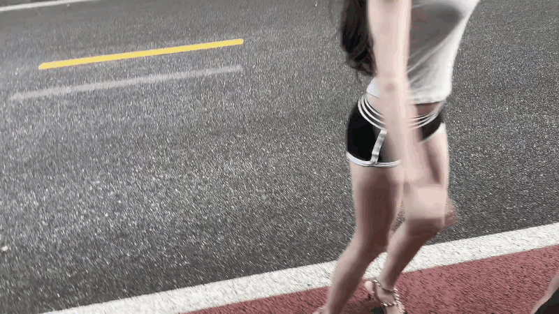 图一：妹子的穿搭怎么会这么奇怪，看来她是完全不懂穿搭的人。
图二：有一些人只要进