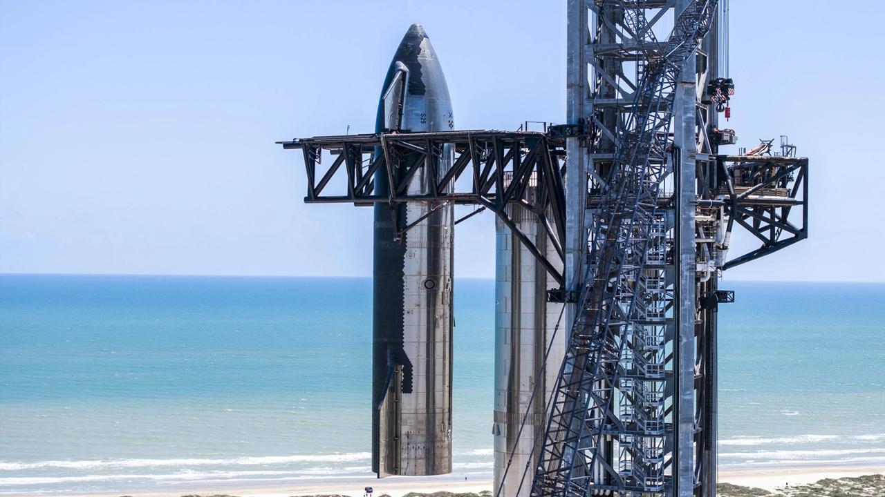 【SpaceX 星舰与火箭完成合体】
据外媒报道，SpaceX 完成超重型火箭一