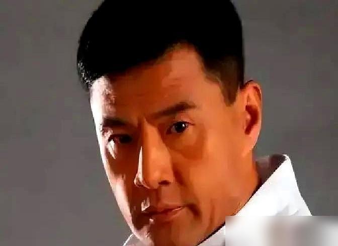 就那一肘。咣一下，把中国动作片几十年的“假”，全给干碎了。

这是95年拍戏现场