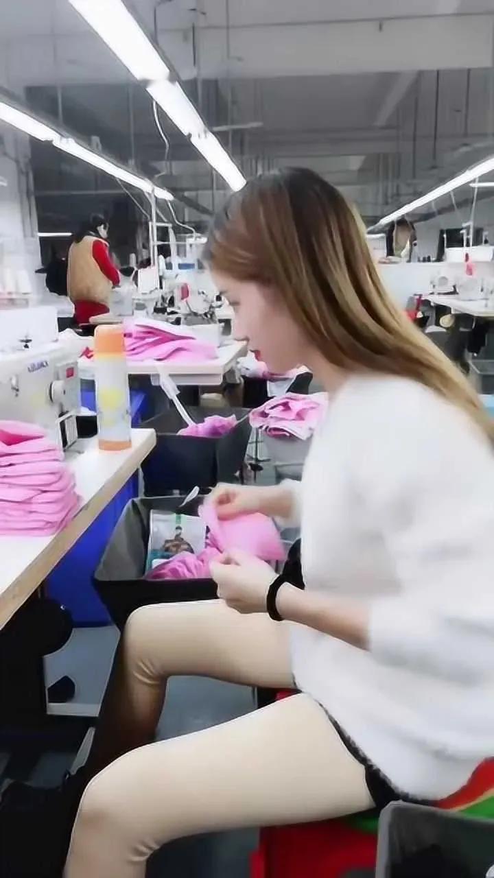 公司有规定，女生在进入工厂车间后，需要将自己的长发束起来，这样做，第一可以消除安