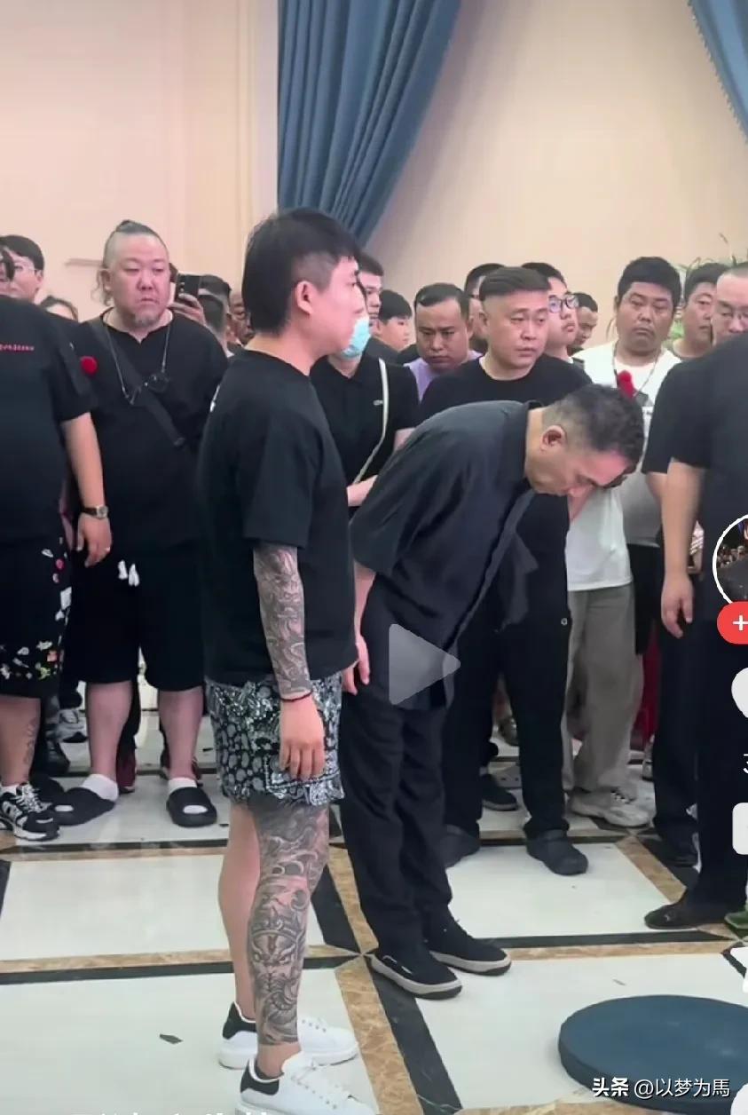 在杨老爷子的葬礼上有个大裤衩子花臂男，看来地位相当重要，也不知道是不是孝子还是来