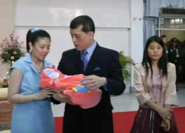 爸爸一个家，妈妈那个家远在国外。此刻二公主看着父亲呵护刚出生的提帮功，心里应该不