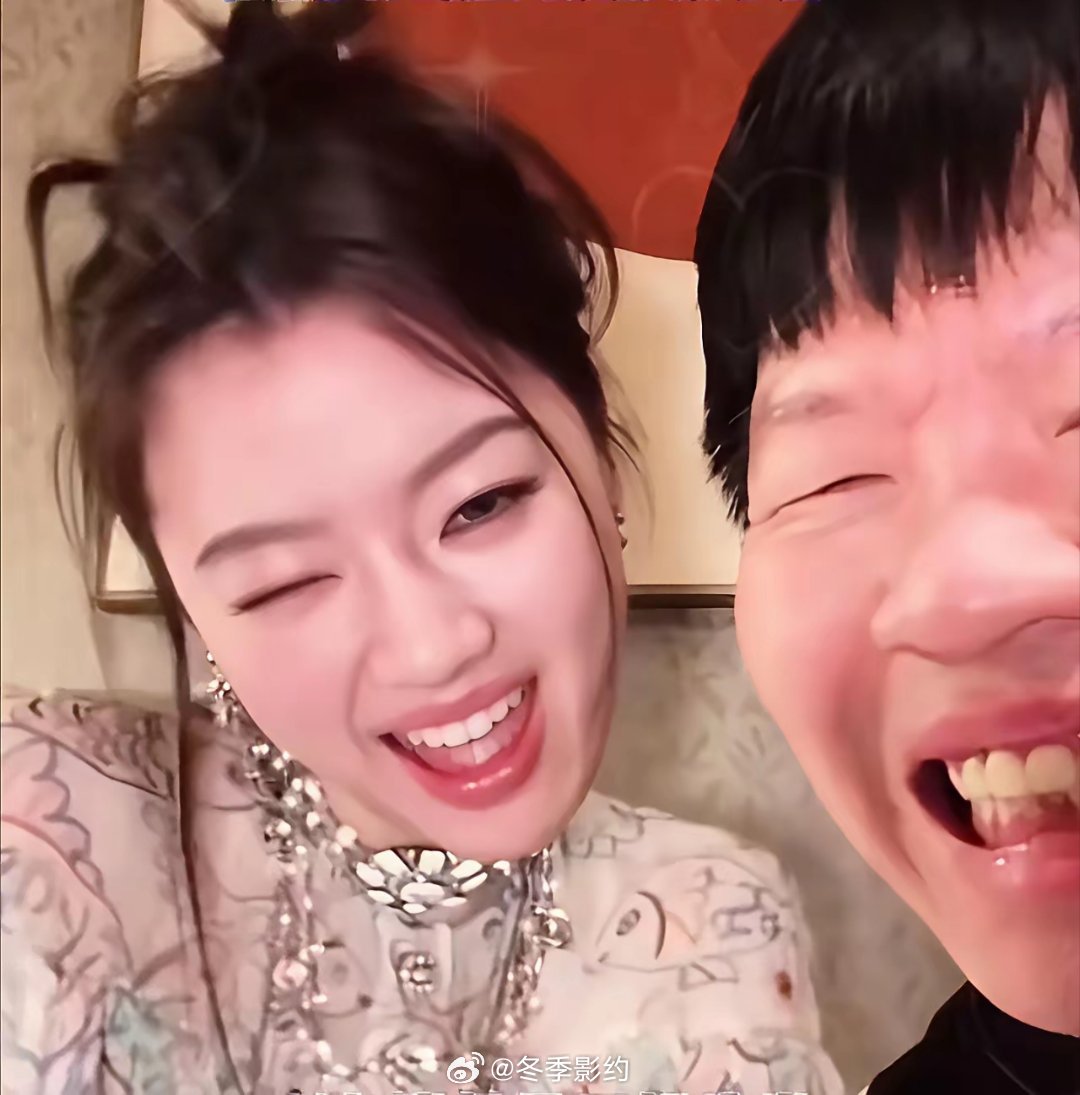 终究还是被她的石头哥捧红了！李建看中她少女般的纯净，石磊却反其道而行之把她打造成