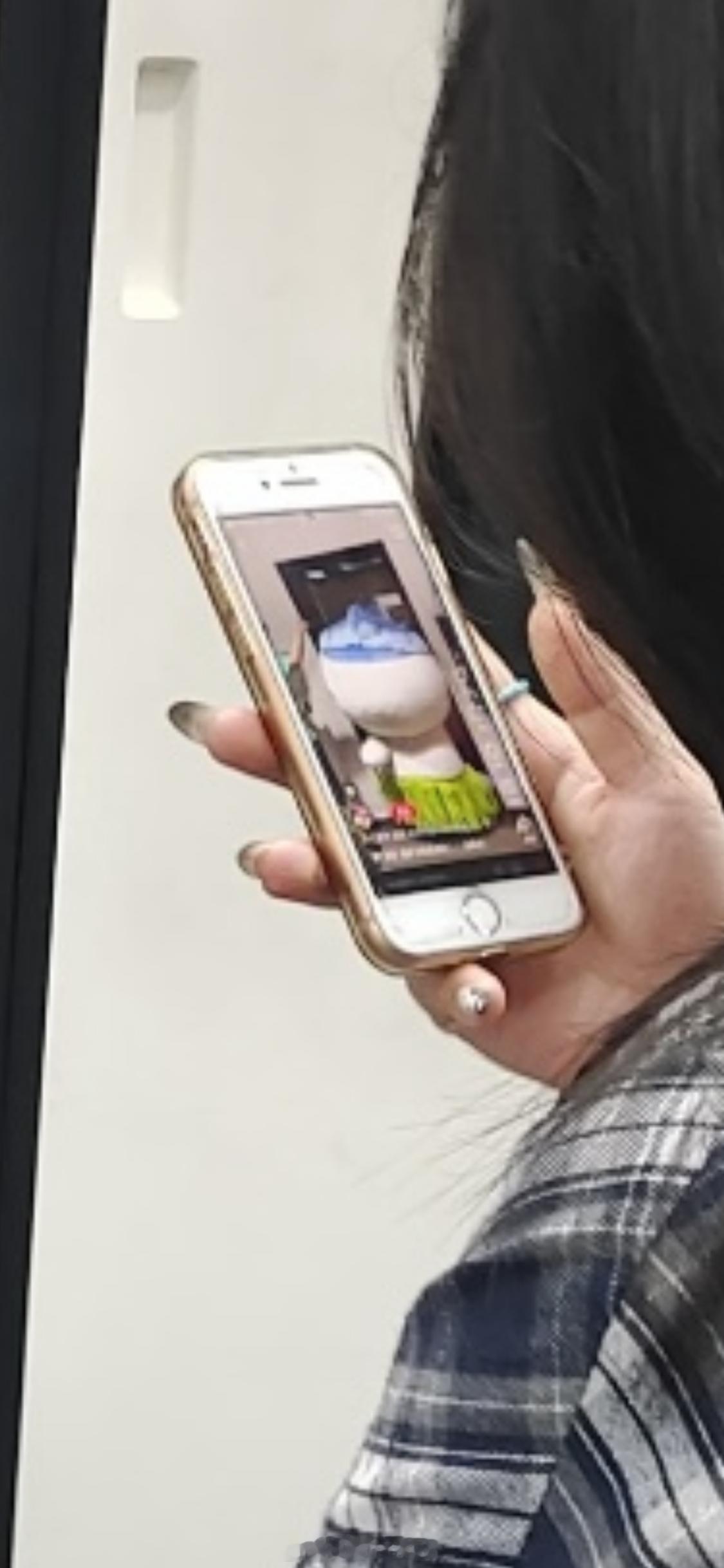 广州地铁，随处可见home键iPhone！ ​​​