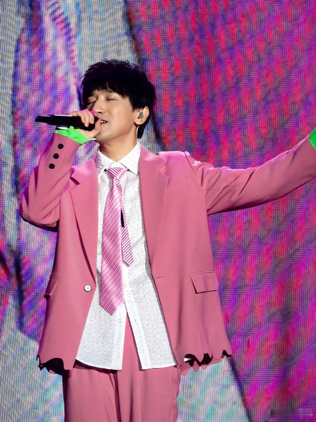 后弦这嗓子竟然不是当年三巨头国粤无双真的很意外后弦这么自带苏感的神仙嗓音竟不在当