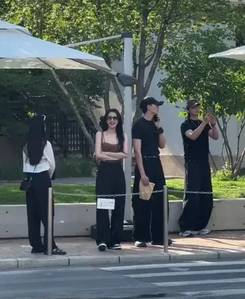 #孙怡滕光正同游阿那亚#有网友偶遇孙怡和滕光正同游阿那亚，两人都没戴口罩，大大方