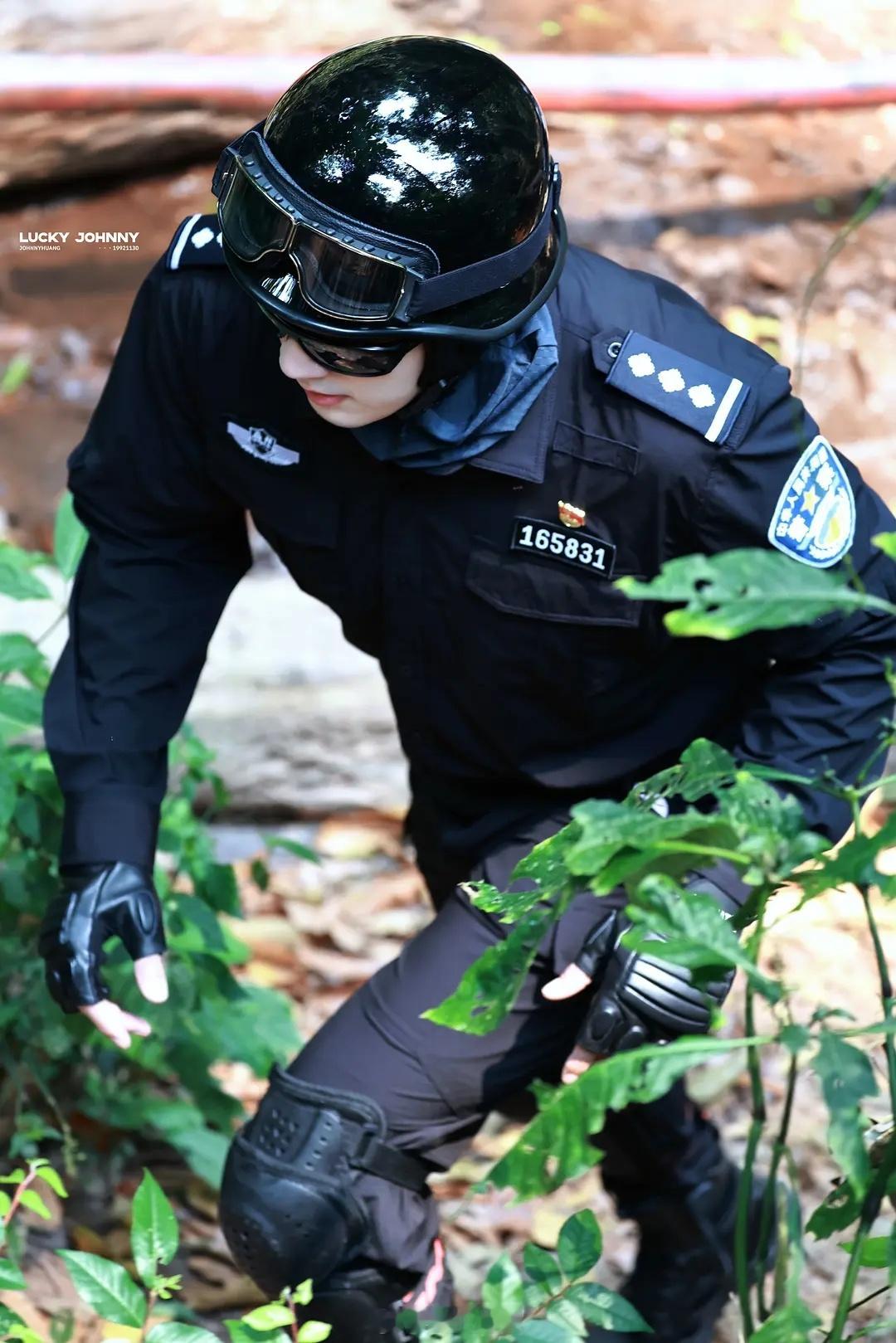 黄景瑜的制服确实给到夯 确实他一进组就瘦了 