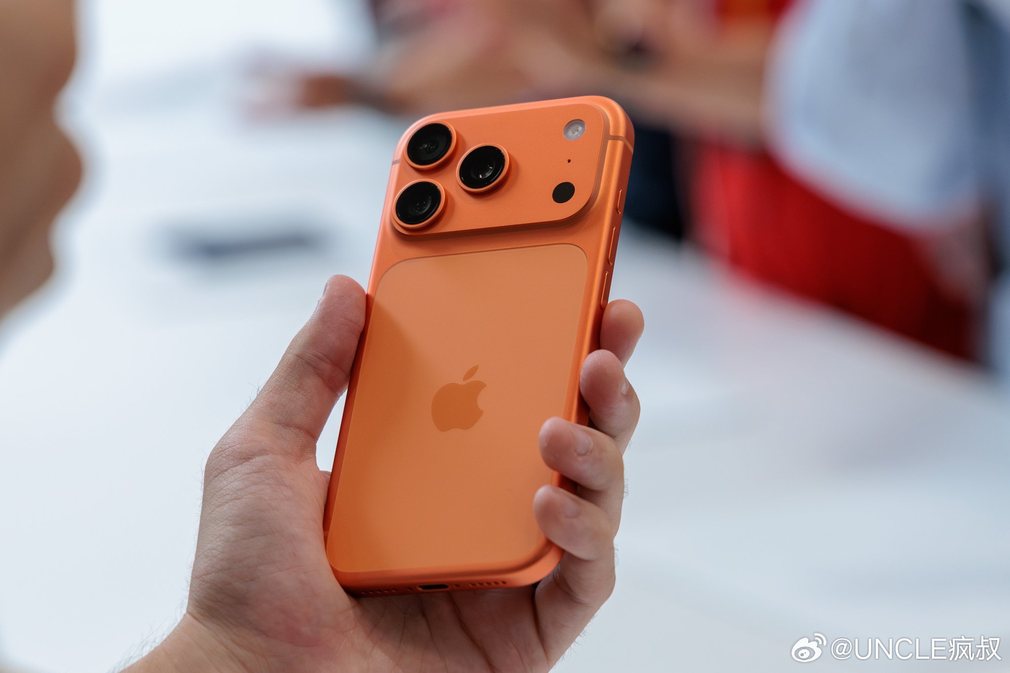 来，你们已经看了那么多iPhone 17真机上手照片和视频了，告诉我，丑吗？[哈