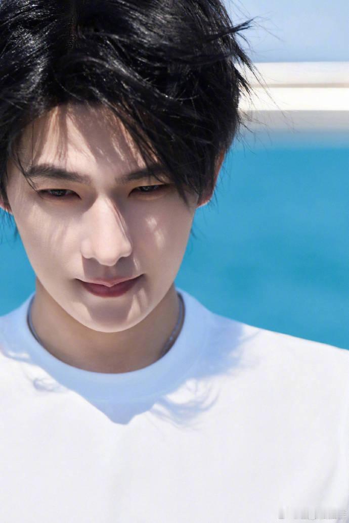 杨洋不依赖哥哥算长大吗 杨洋沉浸式参与追剧团小游戏，猫爪造型软萌又治愈，被问成长