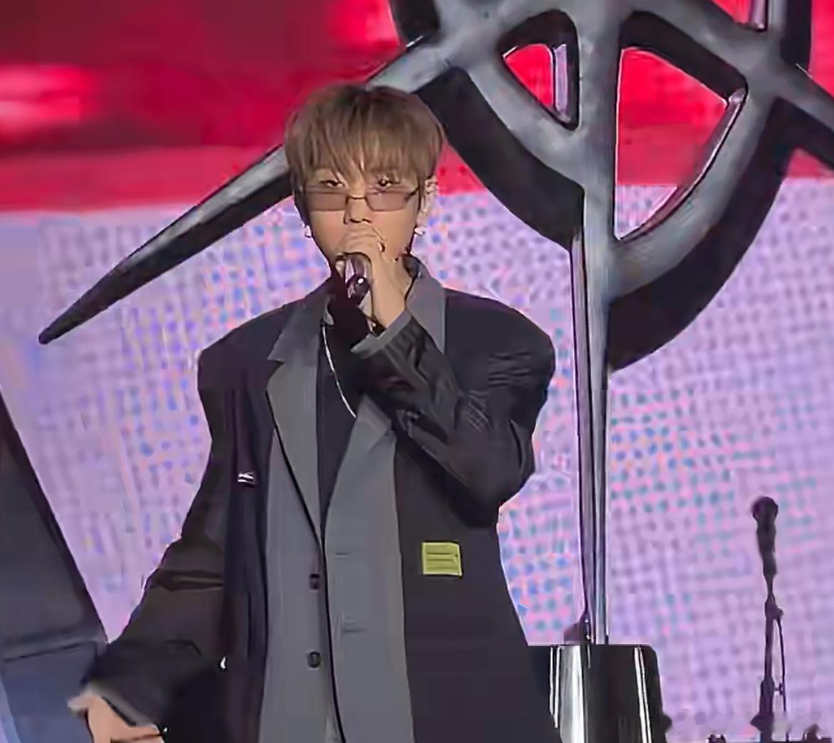 汪苏泷这次回来真的不一样汪苏泷此次回归简直鲨疯了！一改往日模样，气场全开，浑身散