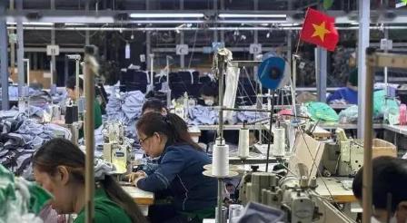 越南从美国赚走1066亿，转头给中国送了1077亿，这账怎么算的？
越南前8个月