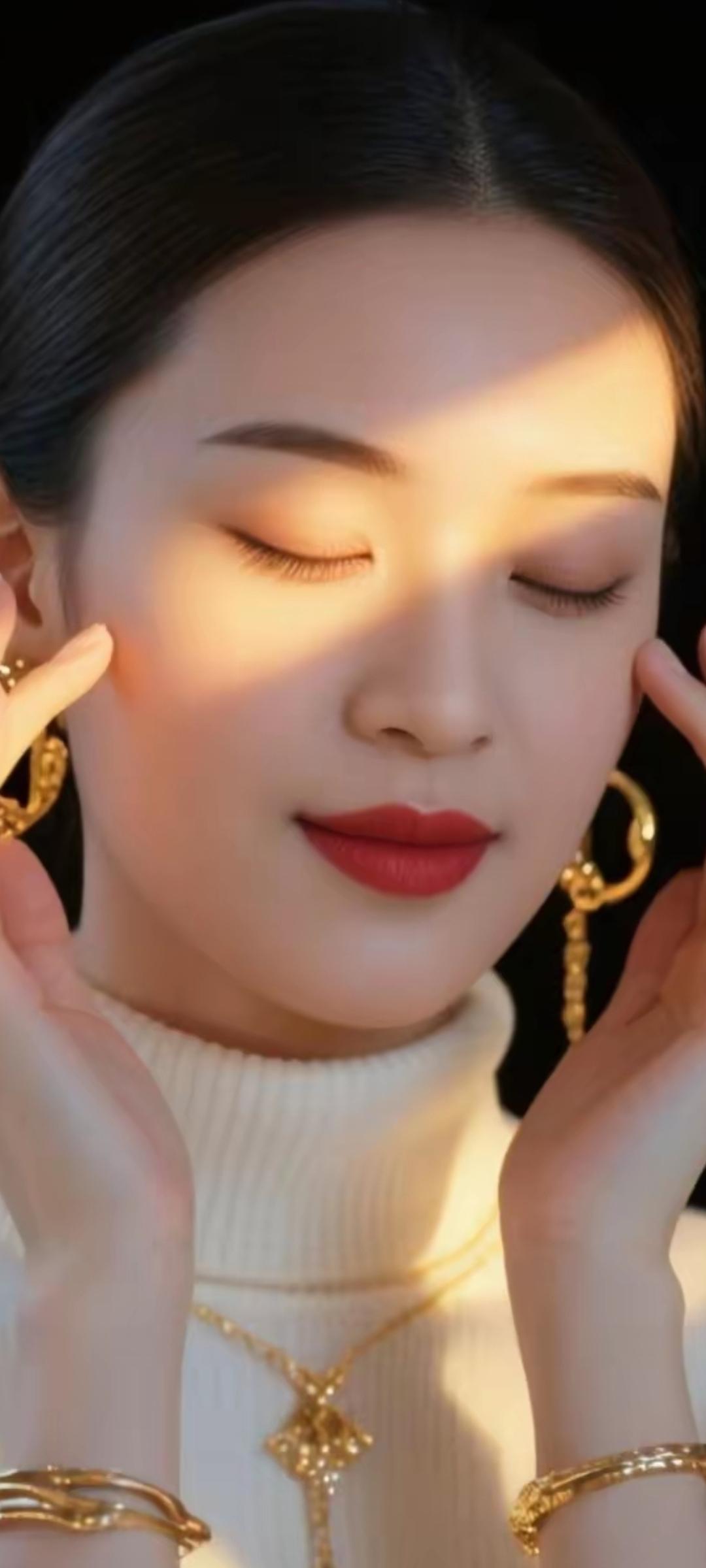 优雅红唇，闪耀金饰，温柔时光里的美丽瞬间。