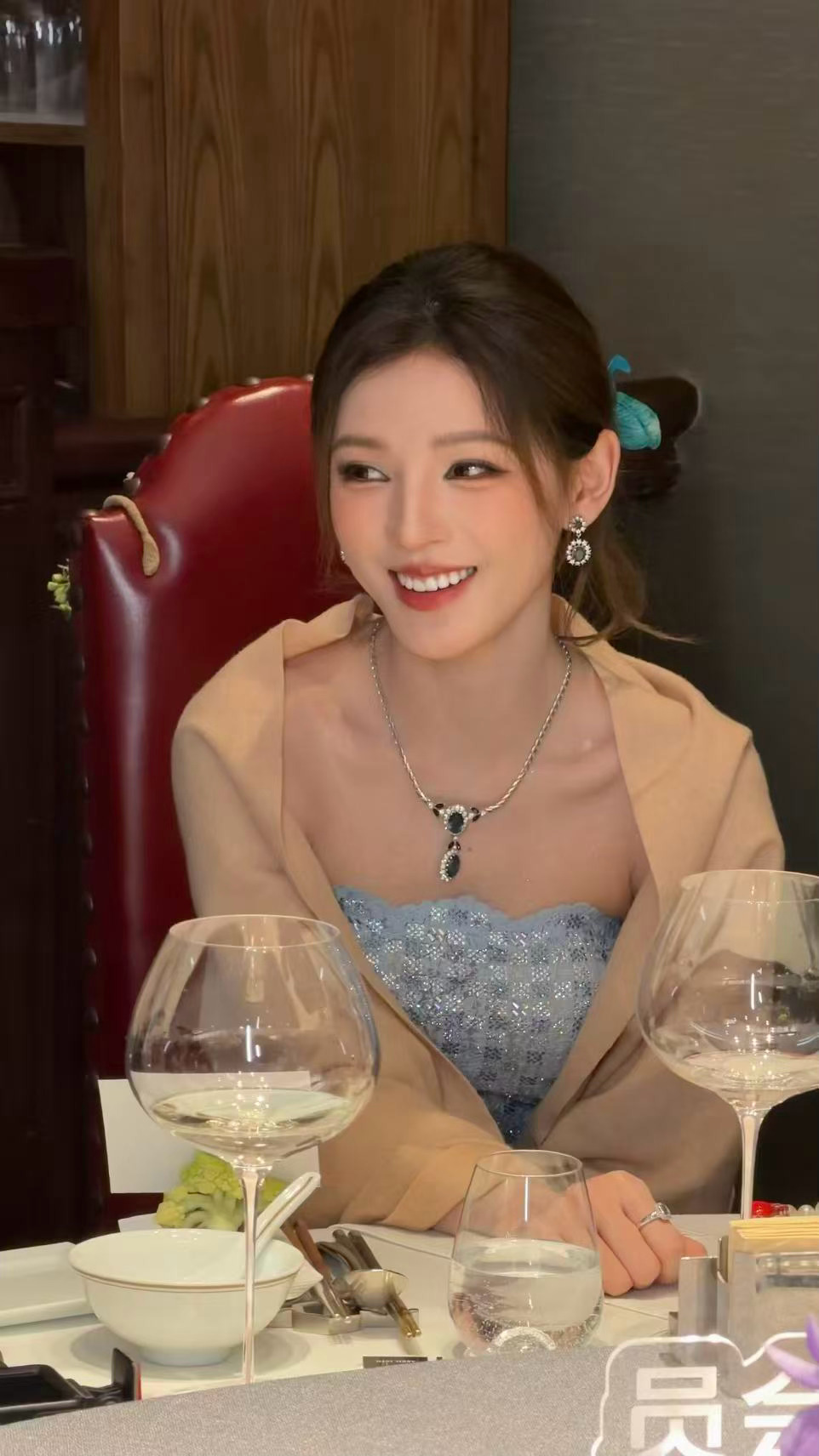 参加晚宴张予曦坐对面一抬头看到张予曦的绝世神颜，夯爆了 