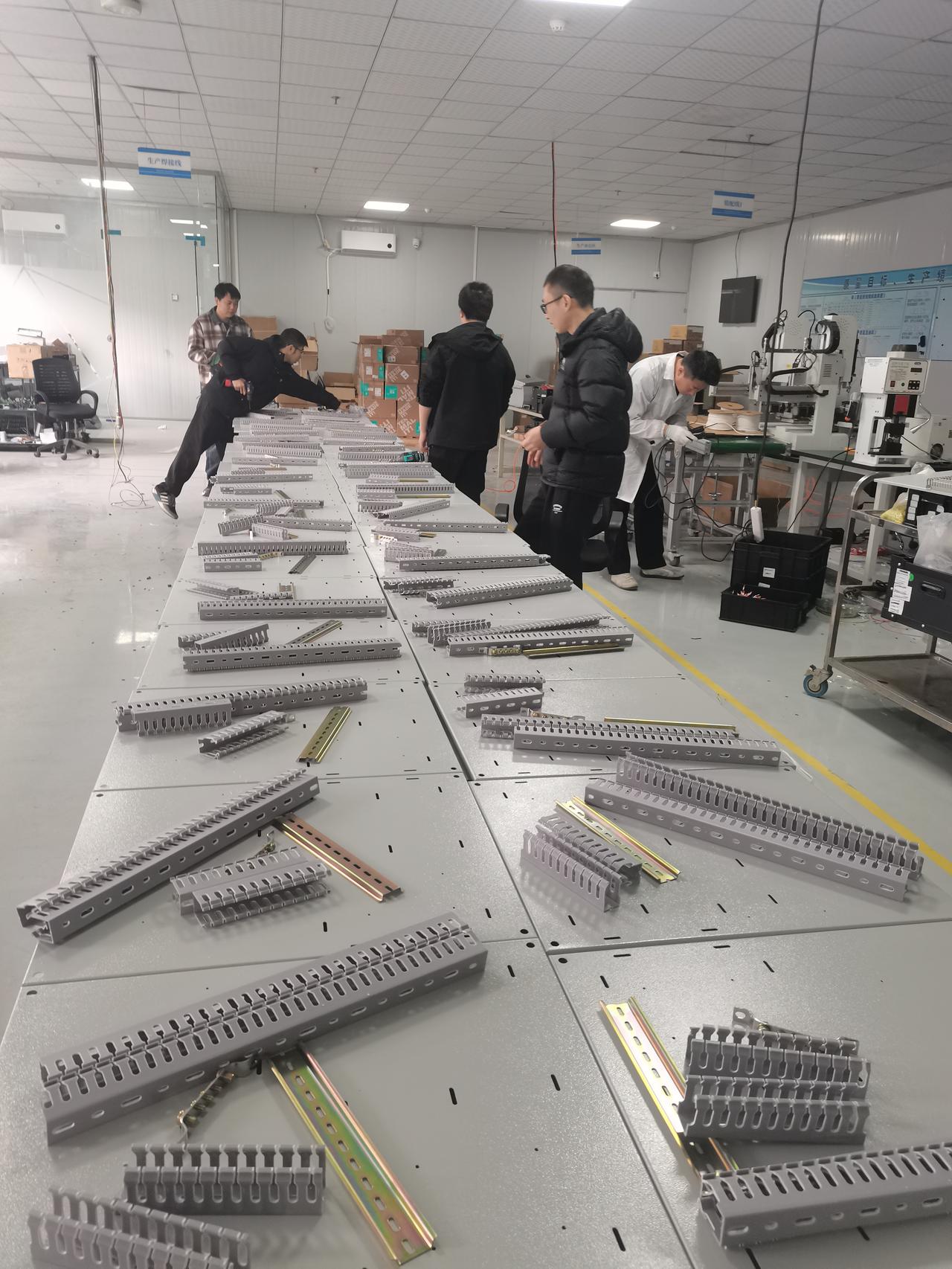 来打螺丝了，生产线干的热火朝天