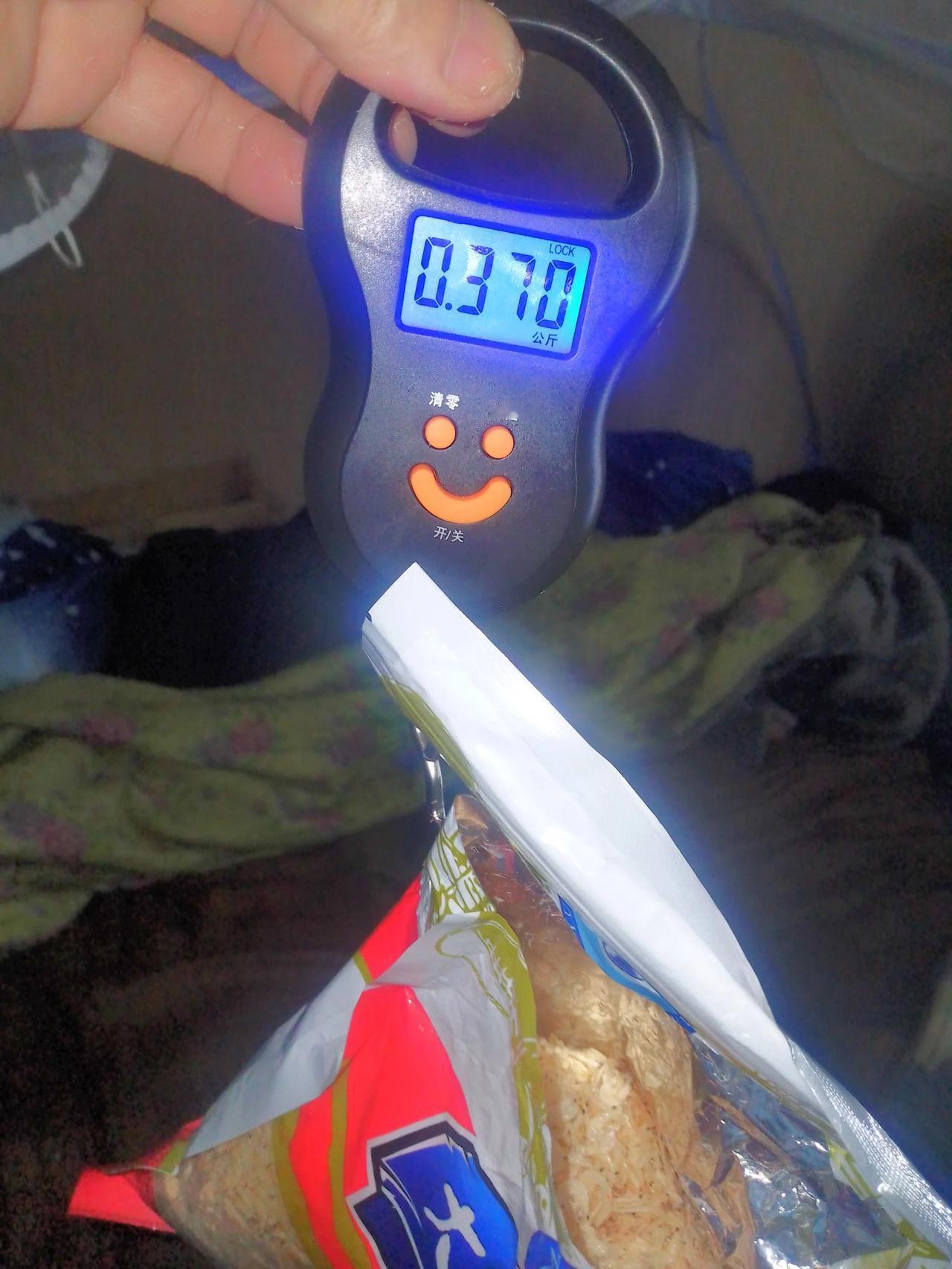 在网上买了一斤虾皮，现在的商家做生意真是太黑心了，以前买的虾皮都没有干燥剂，现在