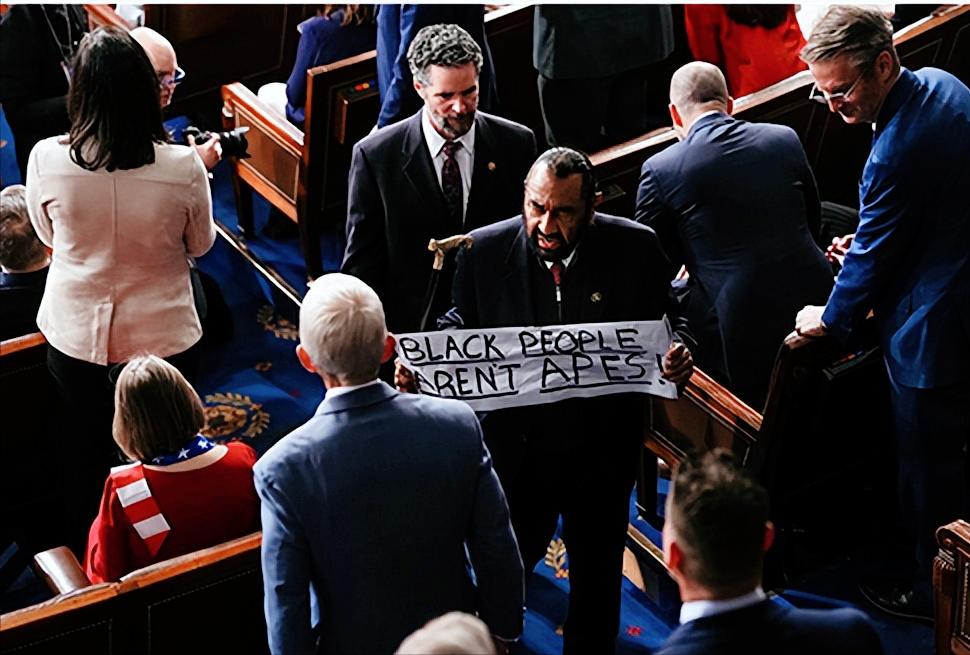 谁也没想到，特朗普的国情咨文演讲，刚开场几分钟就彻底乱了套，一名议员直接贴脸开大