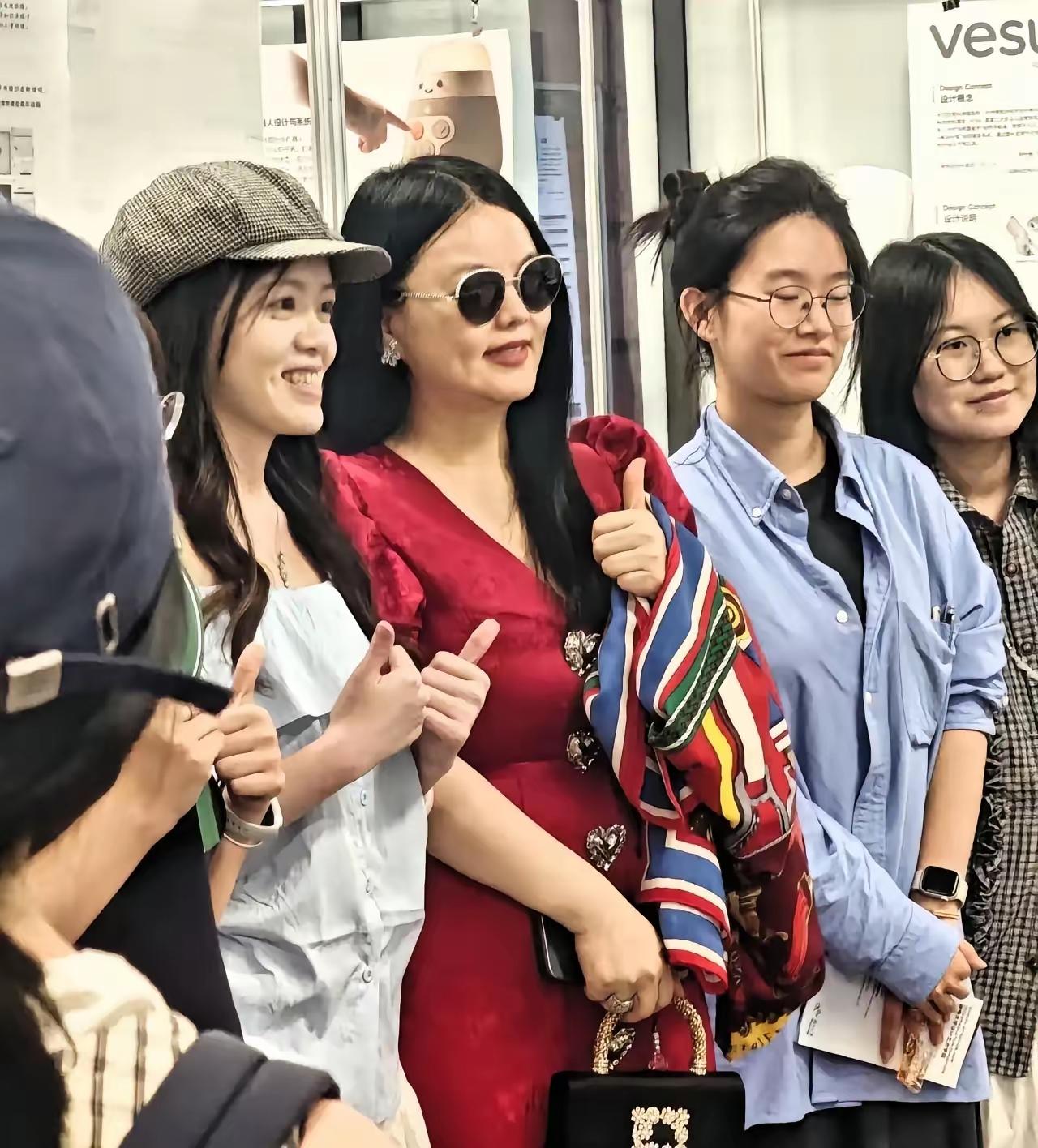 李湘暴瘦50斤，瘦得让人认不出。
 
自从之前突然被全平台禁封后，她沉寂了好长一