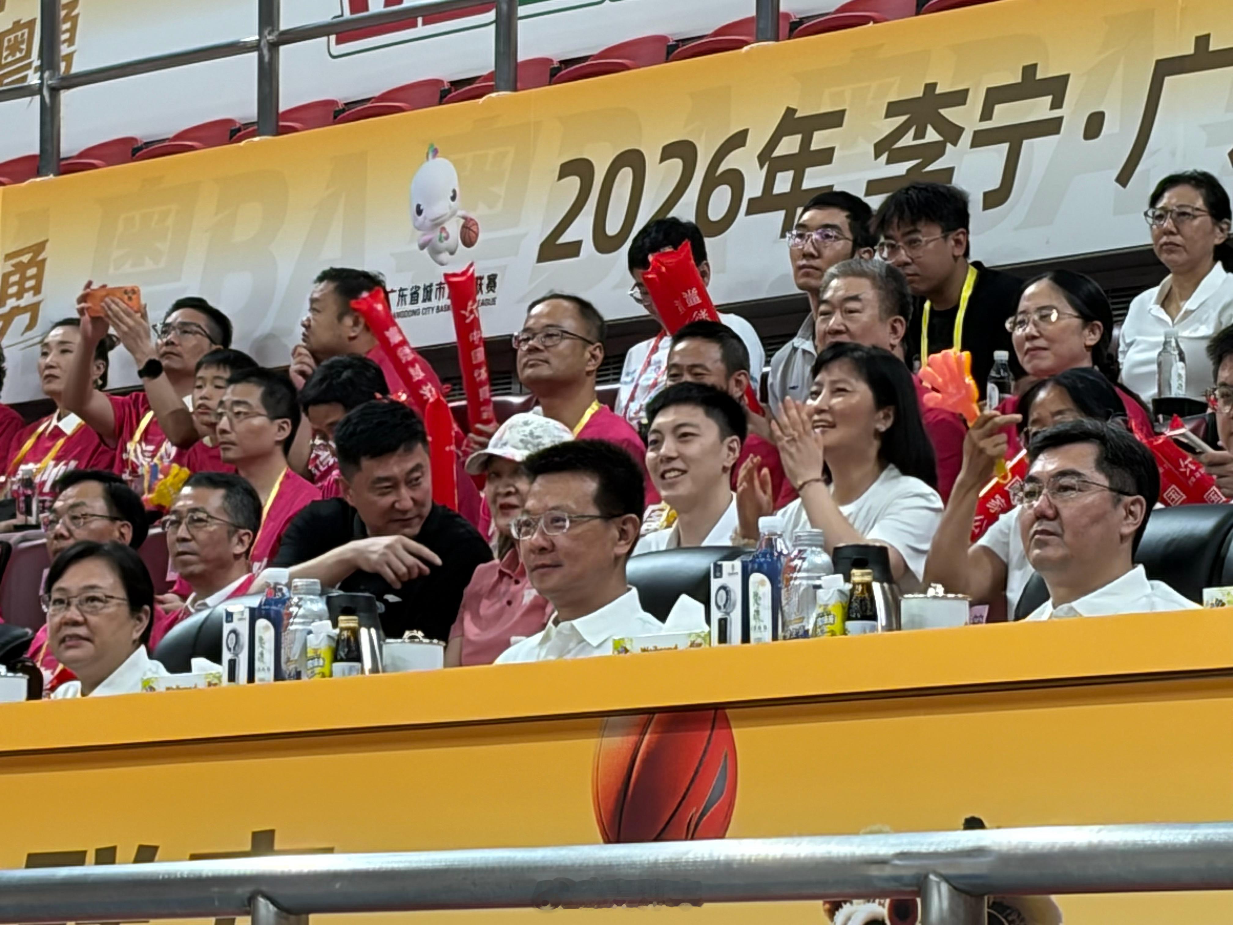 今天这么热闹吗？都来看球了。广州男篮vs深圳男篮粤ba胡明轩 广州·天河体育中心