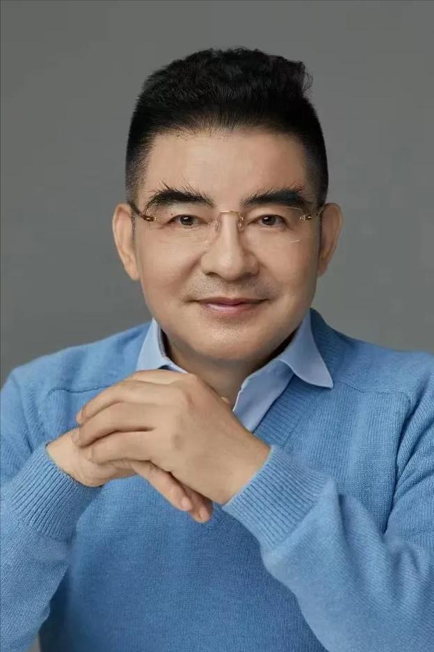 慈善家陈光标说，我有两个悬赏，一，是有人发现我在歌舞厅，我在喝酒打牌，拍一张照片