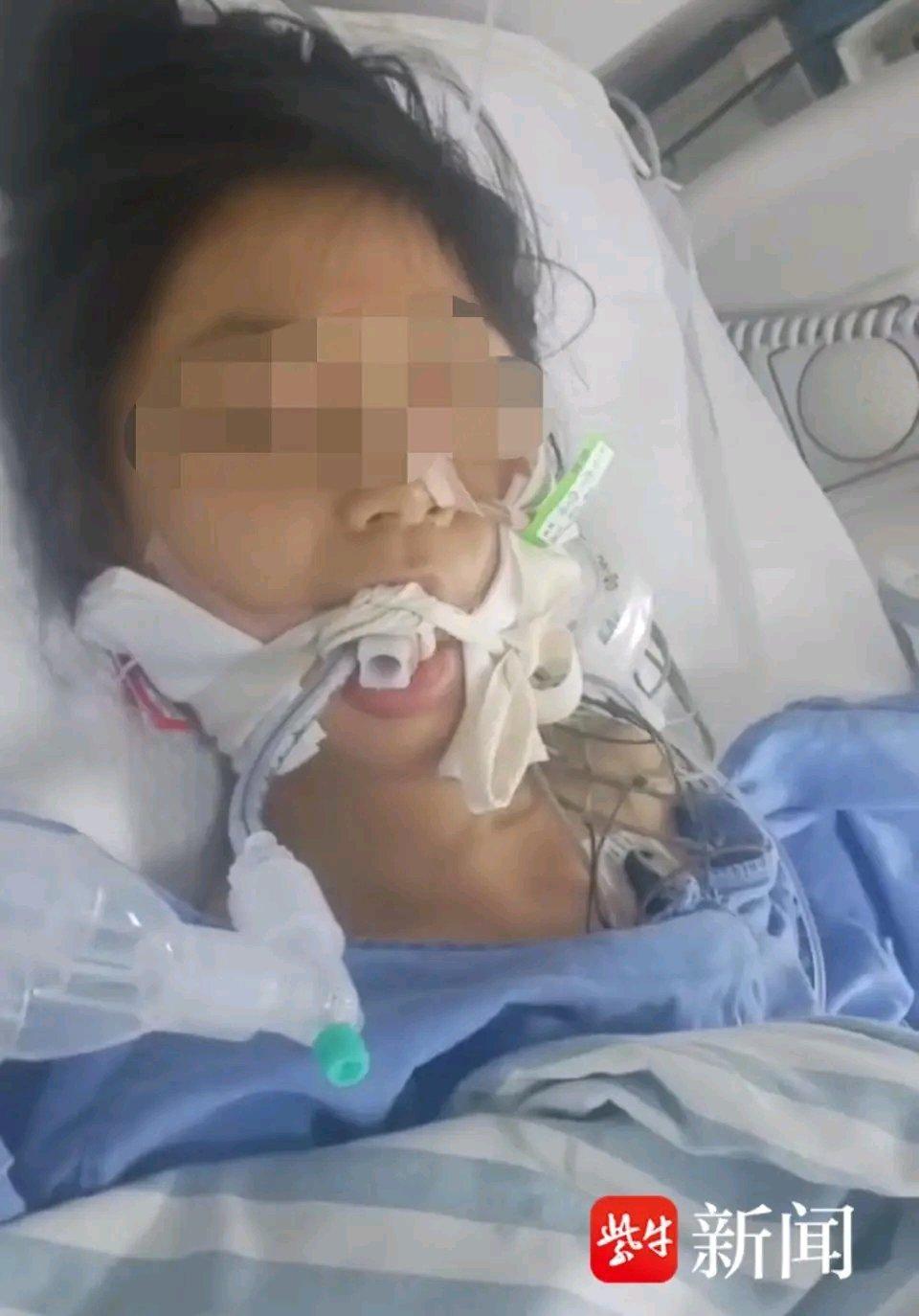 这俩少年简直是英雄！在泳池里，危险往往就发生在一瞬间，女孩父亲说再晚几十秒女儿就