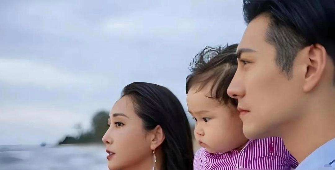 严屹宽跟杜若溪的女儿，这相貌感觉有点正正得负。 