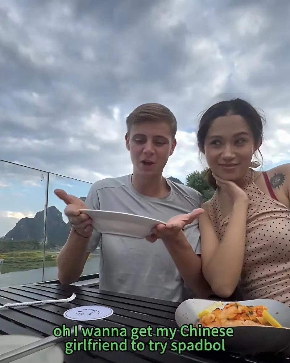 麻辣烫女孩和英国小网红又有最新消息了！两人视频有点太恶心人了，英国小网红吃不惯鸡