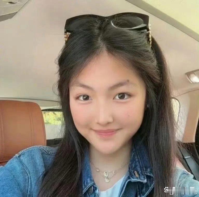 王诗龄真的越长越标志了，李湘几百万的费用没白花呀！ ​​​