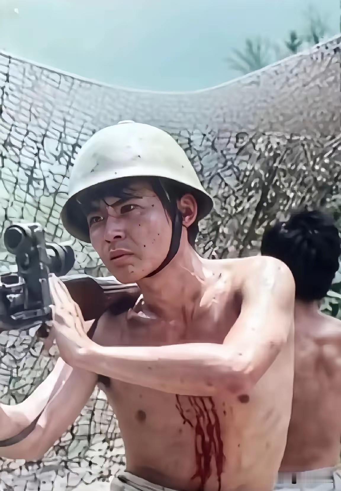 一张不敢多看的老照片：1988年老山那拉，中弹撕碎衣服裹伤，距敌仅200米仍在战