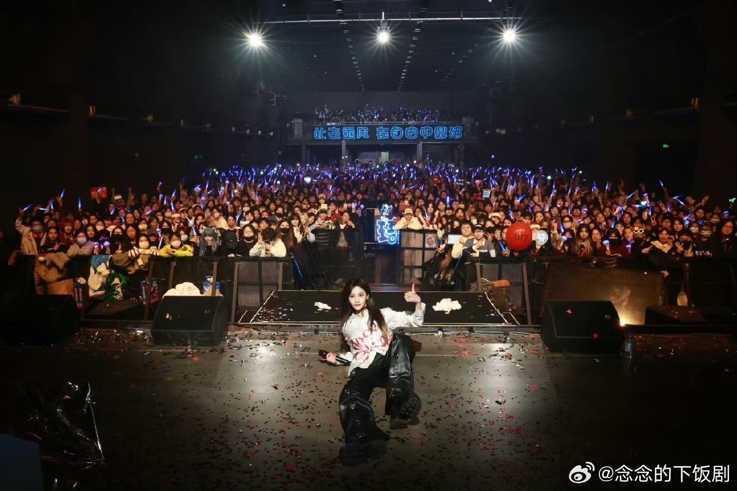 袁一琦感谢粉丝一直在袁一琦和粉丝的感情真让人羡慕！每次音乐节的大合照超有爱，双向