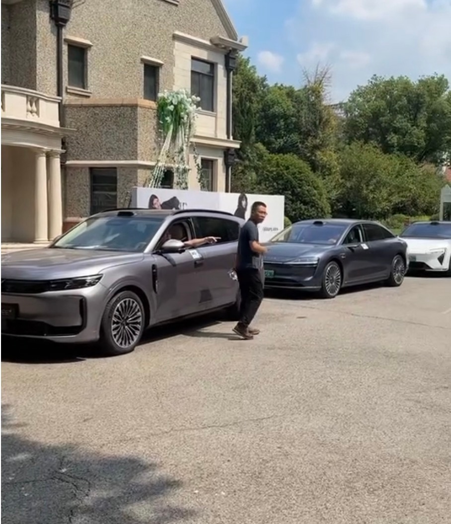 华为乾崑智驾ADS4测试车队突现魔都！众多神车集结，你Pick哪台？ ​​​