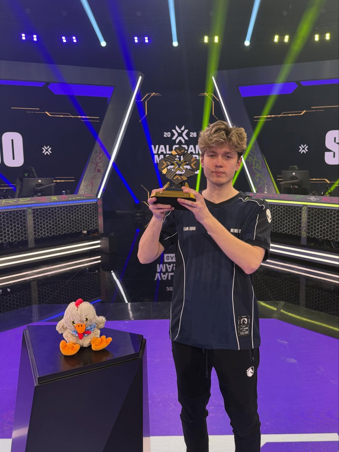 MiniBoo：穿蓝色队服打的第一个阶段，然后已经有一个奖杯了